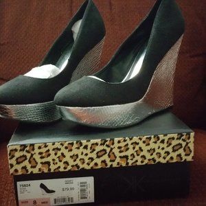 KARDASHIAN COLLECTION WEDGIES SIZE 8 MEDIUM